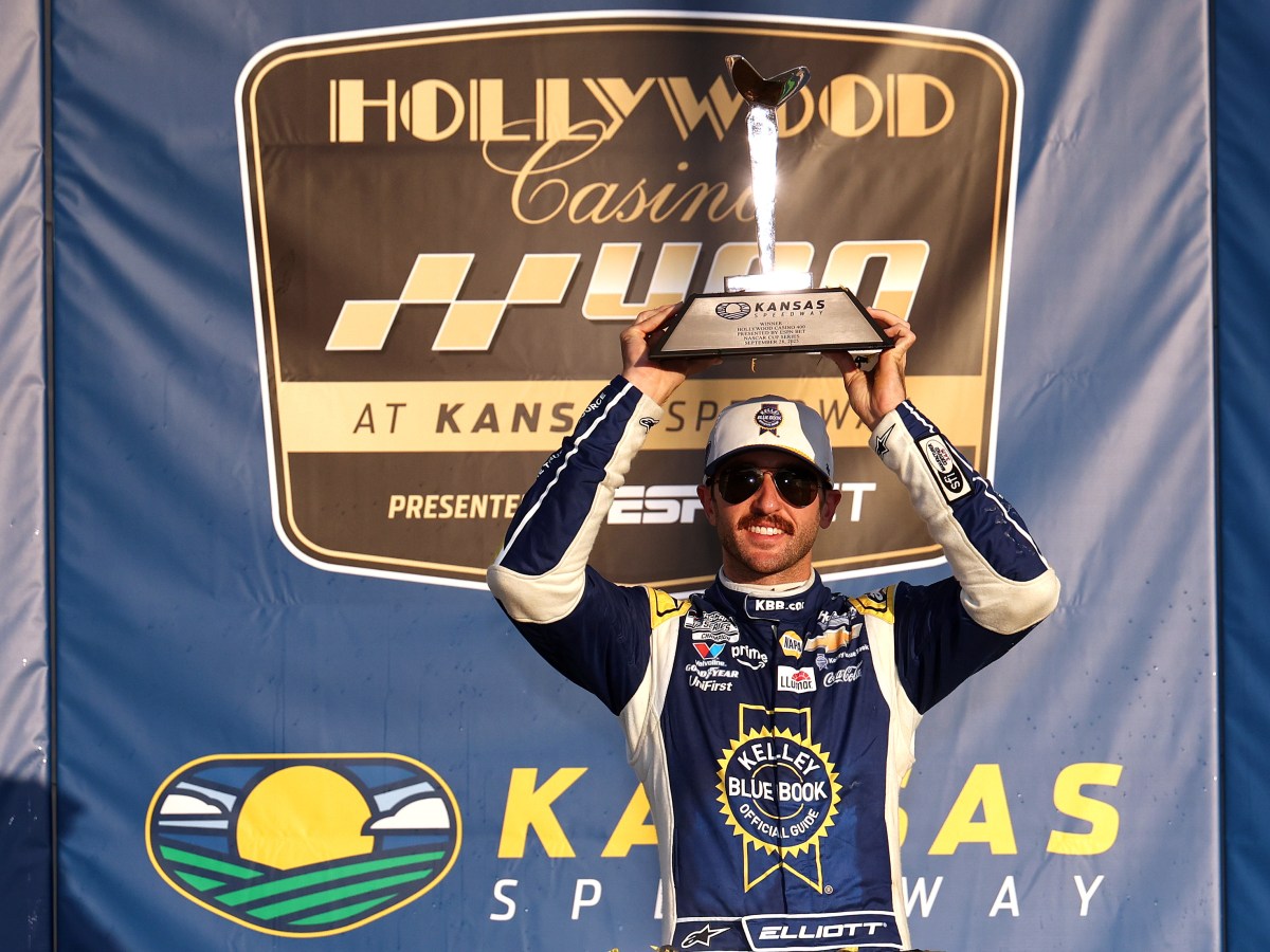 Opportunistic Chase Elliott steals a NASCAR Cup Playoff win at Kansas